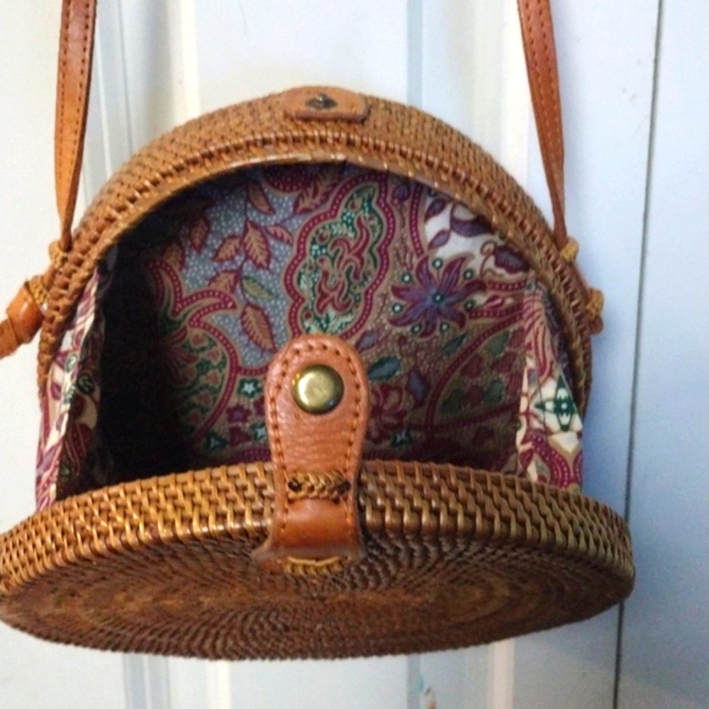 Round Crossbody Rattan Purse - Picture 3 of 3